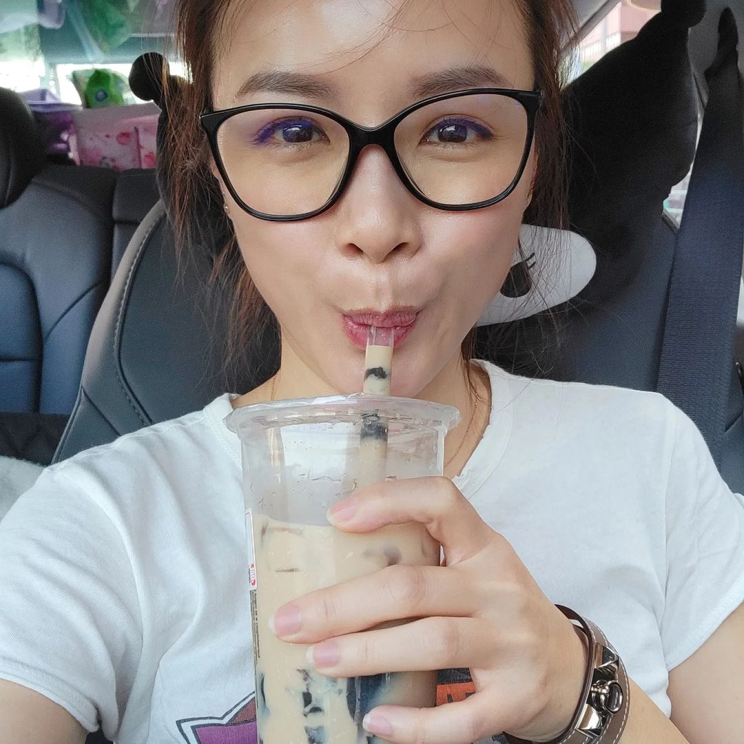 看来平时在家被3个孩子缠住,两公婆都没有什么机会过二人世界~