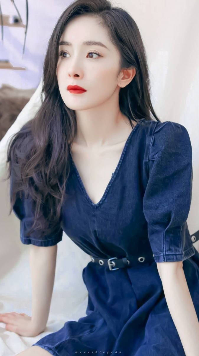 日前就有媒体拍到杨幂和一名“高大帅”的男人一起同回小区,消息一出也掀起热议!