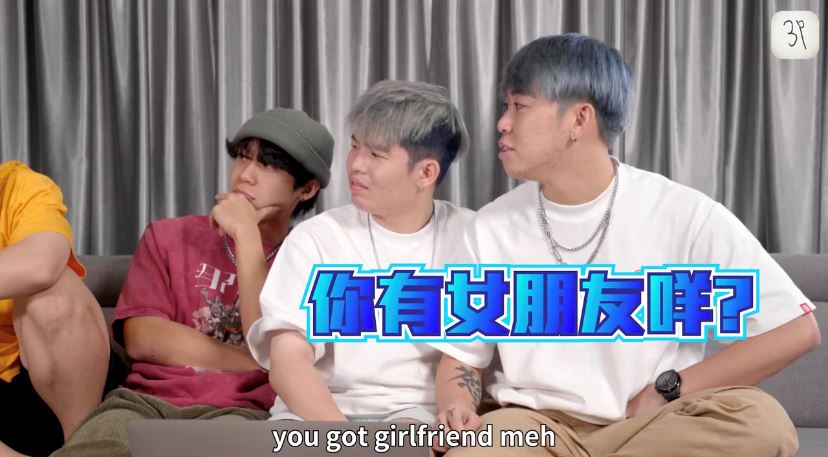 当时在影片中，Caven就忽然问到Danny「你有女朋友咩？」，Danny一脸尴尬回答「没有」。