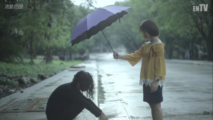 但该版本还是非常用心,在短短的2分钟里还原了原著里的经典桥段。