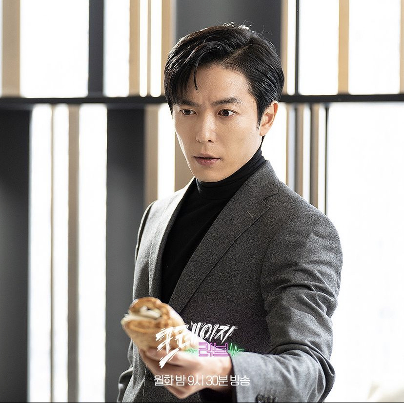 这部带有紧张感和笑点的甜蜜喜剧，真的看得太让人解压啦～再加上男女主的高颜值也足够吸引人看啦，还没有开始追这部剧的集美们，真的非常推荐大家去收看哦！相信接下来的剧情发展一定更加有趣！