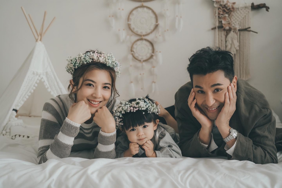 主持人林盛斌就谈到当年单文柔参选港姐时,陈展鹏就是当评判的,那是不是当初就对单文柔产生一见钟情的感觉呢?