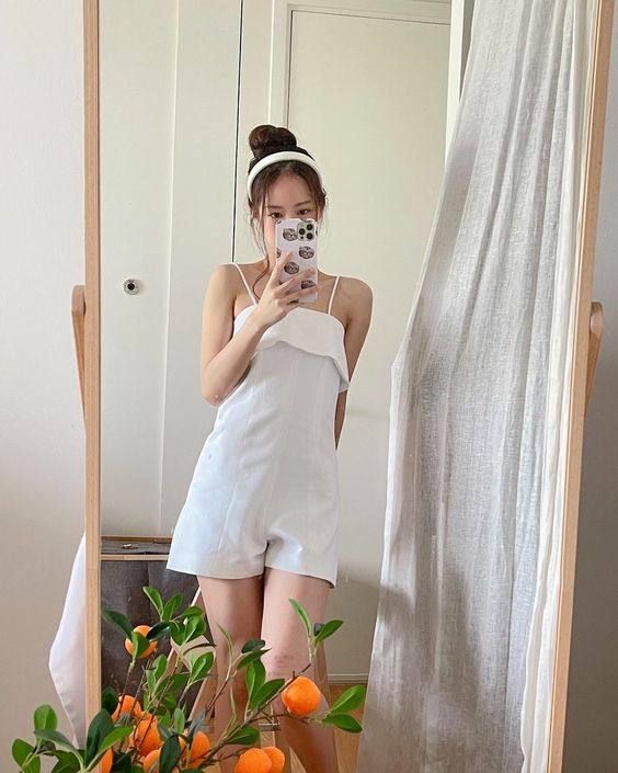 基本上所有的颜色都可以轻松驾驭,主要也是看当天的妆容来决定穿搭颜色。想要提亮肤色九选择米色、橙色和红色灯暖色调衣服。