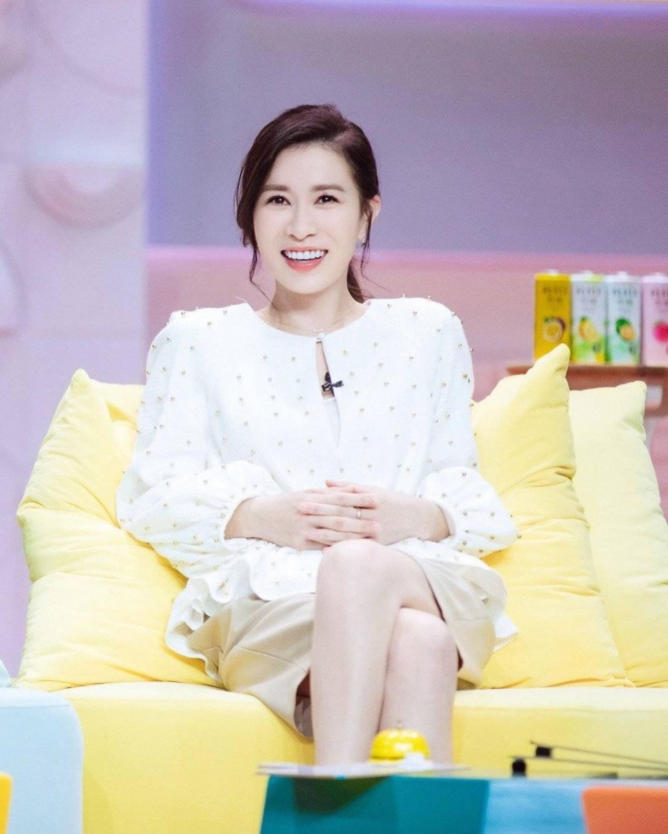 女神在节目上曾自曝谈过很多次恋爱，一共交往过 10 个男友，但最终都无疾而终~主持人在去年曾问佘诗曼现在「是否有考察中对象」？她便爽快回答“有”