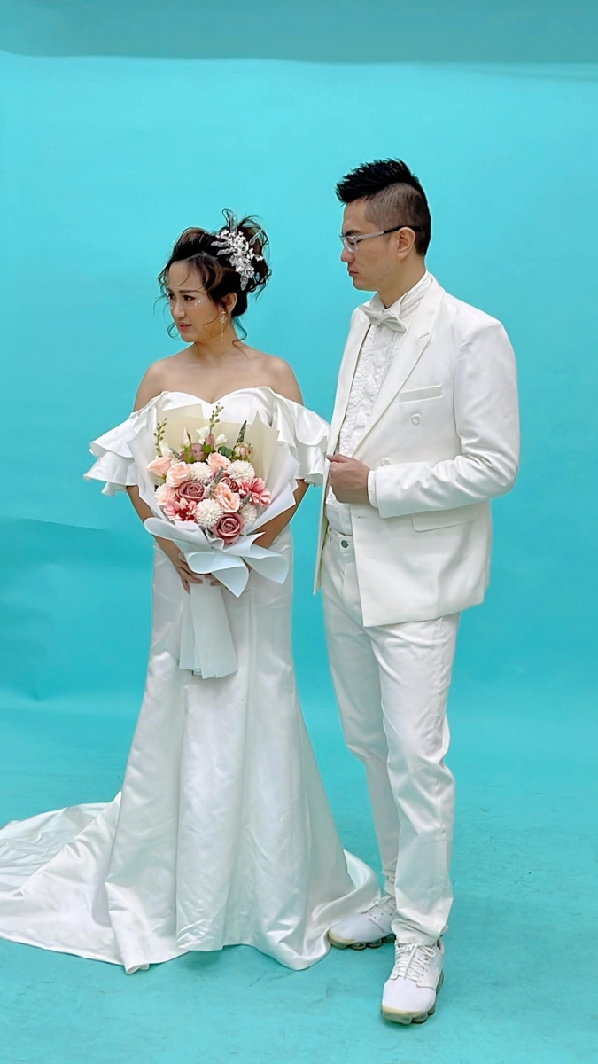 江律师在面子书上发出多张和 YBB 合照,配文声称「3.14 白色情人节快乐 ?~ 我老婆生气的脸好看不好看」?