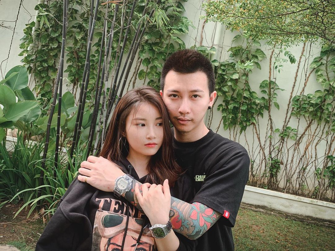 Charles 和 Mona 虽然都是火爆的性格,但每次都是 Charles 先低头道歉认错,哄回 Mona。