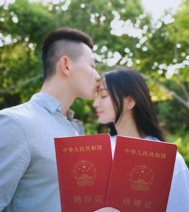 当初何捷在结婚典礼上还说到「当我剪去你长发时,你就已经偷偷的跑进我的心里」。