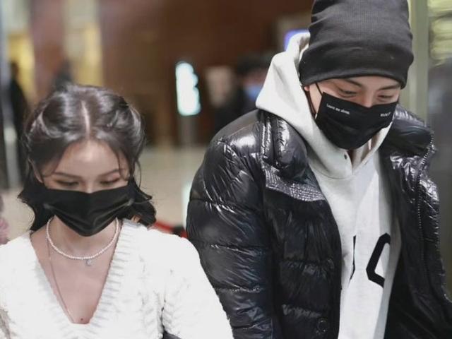 最近,俩人更是被媒体拍到一起现身机场,只见两人用同款手机挂饰,王大陆拿了一件黑色外套给蔡卓宜,并帮其拎包围外套。