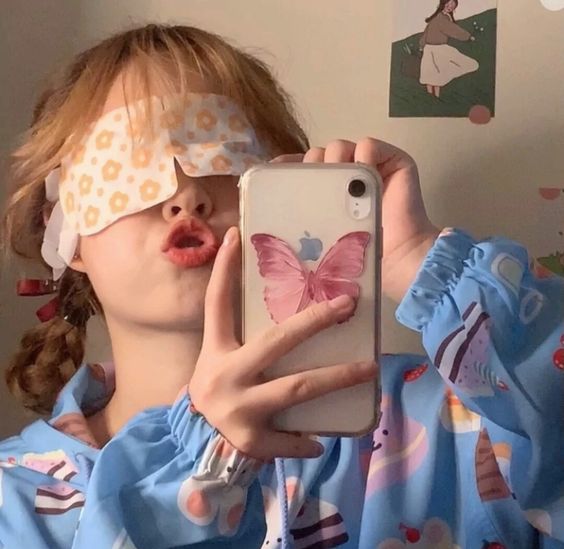 晚上洗澡后点上香薰蜡烛,再放一首喜欢的音乐,在这种舒适的氛围里,涂抹身体乳让自己心情放松!当然大家也可以根据自己的个人喜好,像是泡脚、听音乐、戴蒸汽眼罩休息灯。最重要是给自己独处,并且让整个人完全放松下来。