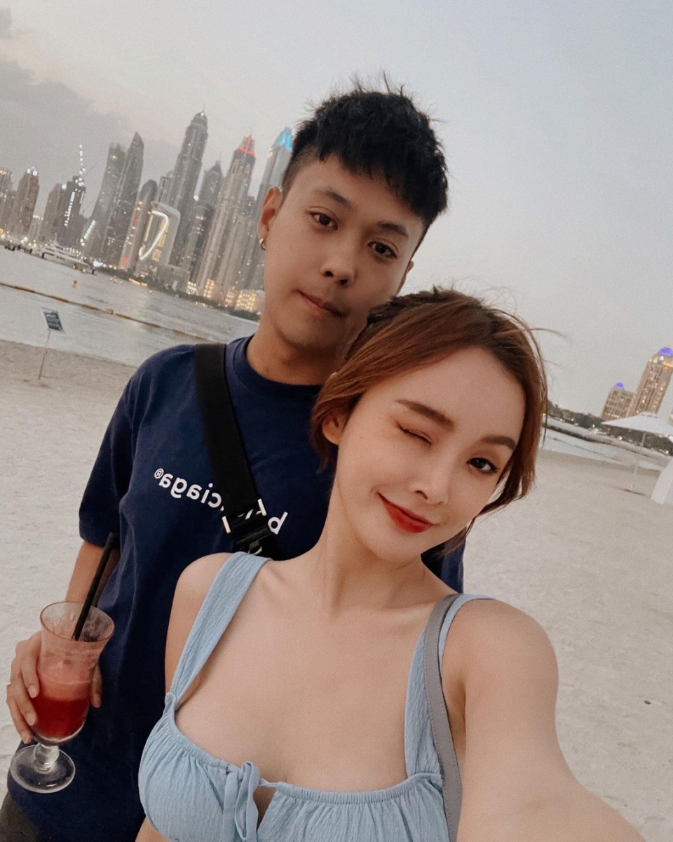 看到老婆要承受这么多疼痛,老公也不禁流下了男儿泪。为了让老婆能迅速恢复也 24 小时悉心照顾她~