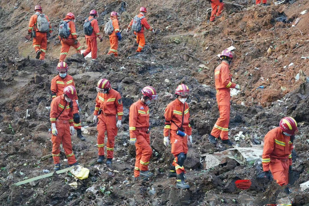 搜救行动的过程中除了发现飞机残骸,还有各种死者的随身物品~其中最令人破防的物品是这个「蝴蝶结」发饰