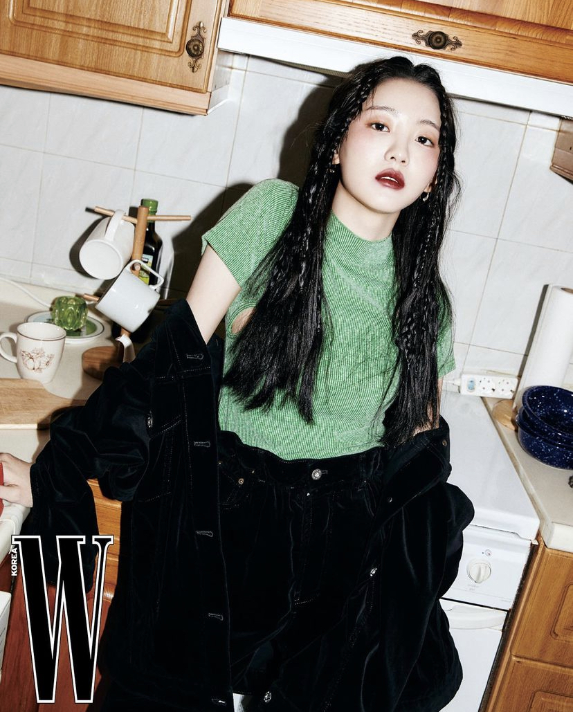 她在这组画报写真中转换了叛逆少女风,穿着鲜艳色彩的服饰和精致的妆容,让大家看见不同面的赵怡贤。不得不说最美班长转换了新风格也超好看!