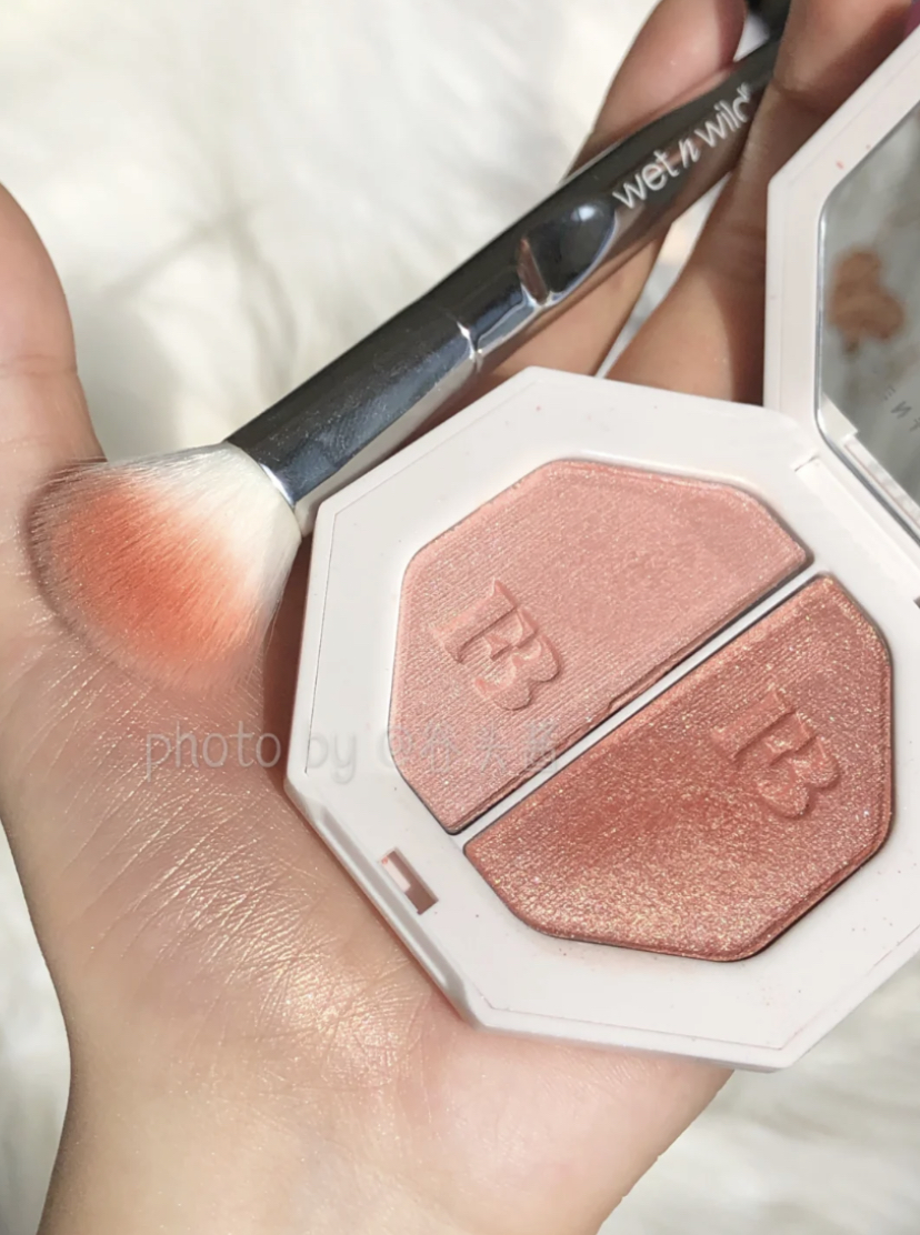 偏橘色调的蜜桃色腮红上脸还有超亮的金闪，效果温柔又让人惊艳～