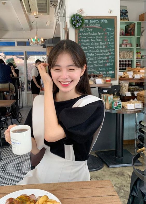 早上8点，起床喝一杯促进新陈代谢