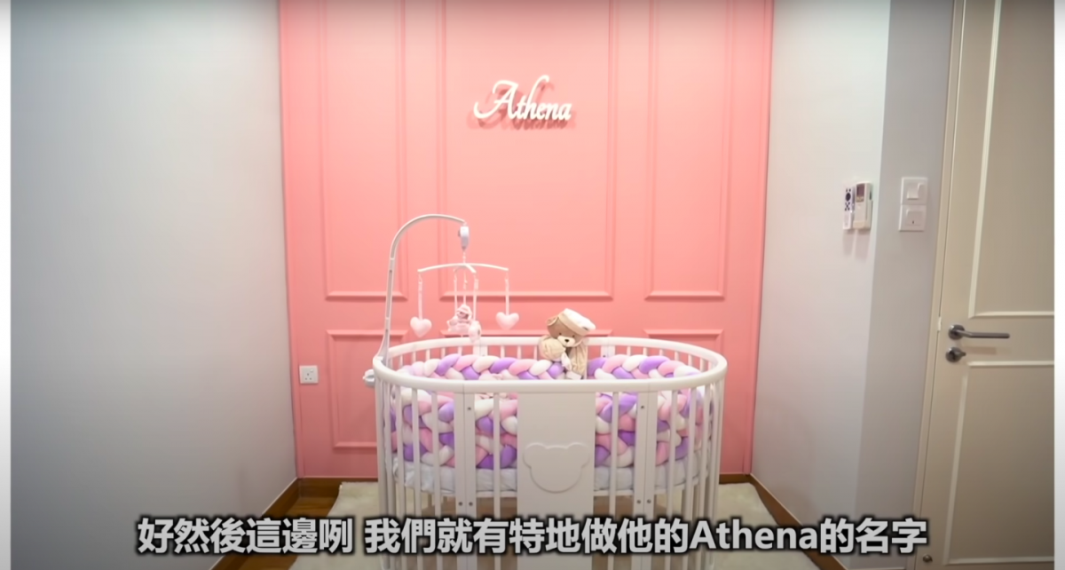 房门隔壁的空间则是梁马路睡觉的地方啦~