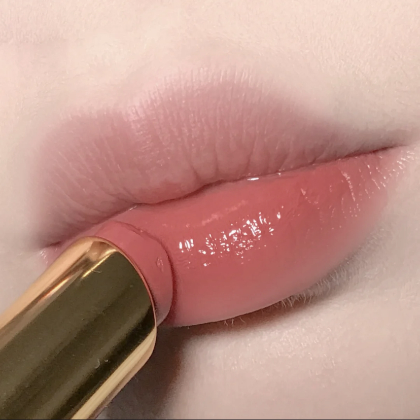 滋润双唇同时非常提好气色,日常百搭的气质色号,选它肯定不会翻车~