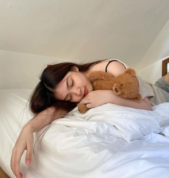 褪黑素是垂体分泌的激素,它可以达到调节睡眠的效果,可以舒缓情绪、助眠和安神。在睡不着时服用两颗就可以了,能够更容易地入眠。