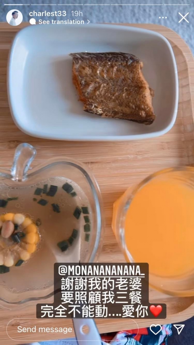这场意外虽然让 Mona 吓得魂都没了,但还是非常坚强地照顾着 Charles,自己还跑去了菜市场去采购食材亲自下厨熬补汤给男友喝。