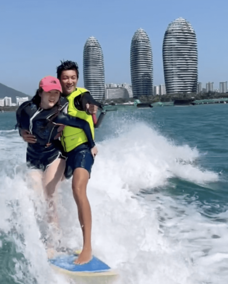 昨日,霍思燕在社交平台上晒出一段和老公冲浪的恩爱视频