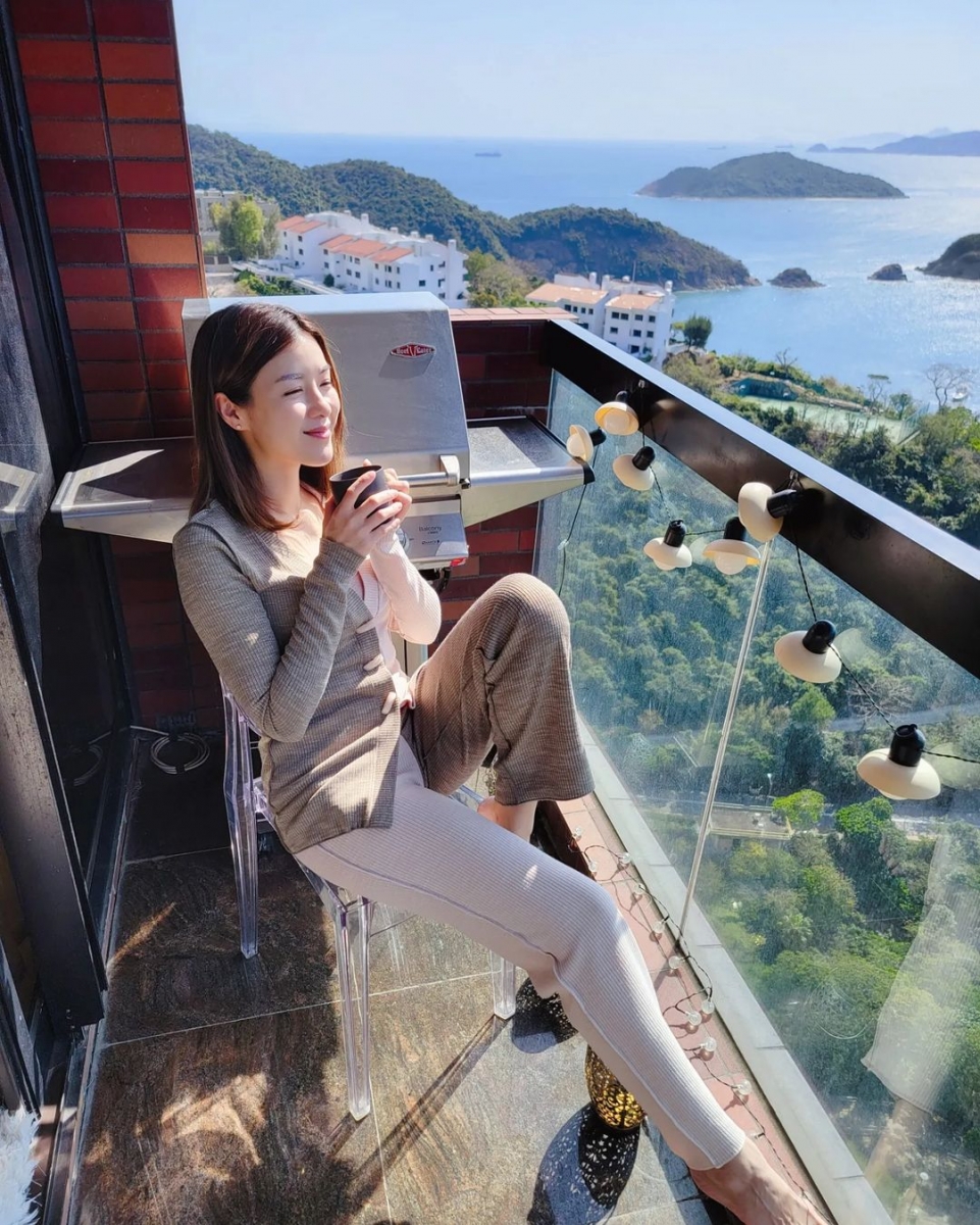 随着陈豪结束隔离生活,家里的阳台也终于「开放」啦~