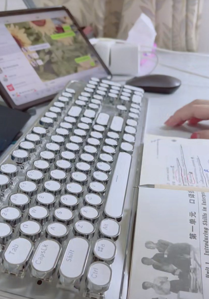 网红款人气无线机械键盘,外表白色超有INS风感亮灯后更有魅力!
