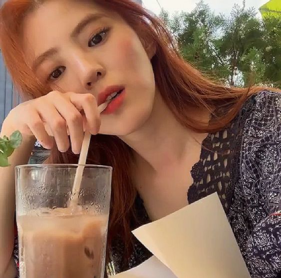 昨日有幸运的粉丝分享自己偶遇韩素系的故事,瞬间就在Twitter和网络讨区上疯传得到网民们的讨论。