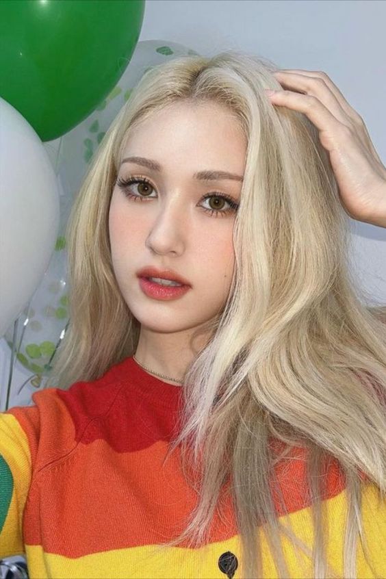 早前Somi在Instagram上进行直播和粉丝们互动时,就不小心泄露了BLACKPINK筹备中的新歌!Somi直播时进入工作室一打开门,就听见了一首还未公开的歌曲,她立即关门并说希望粉丝们没听到任何东西。