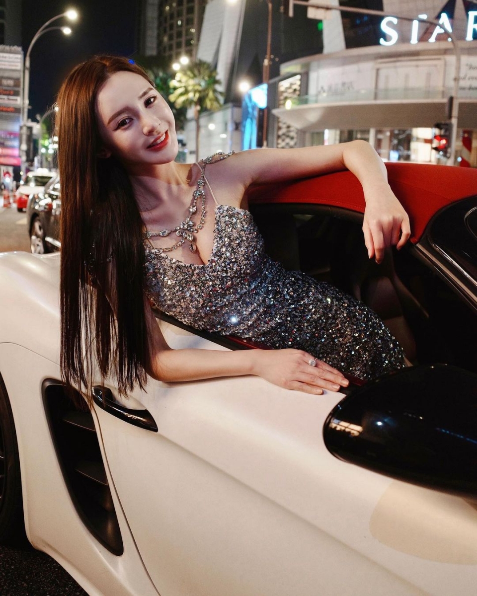 敬业的她还继续赶去工作,还形容这场意外“好像在拍戏”的感觉。