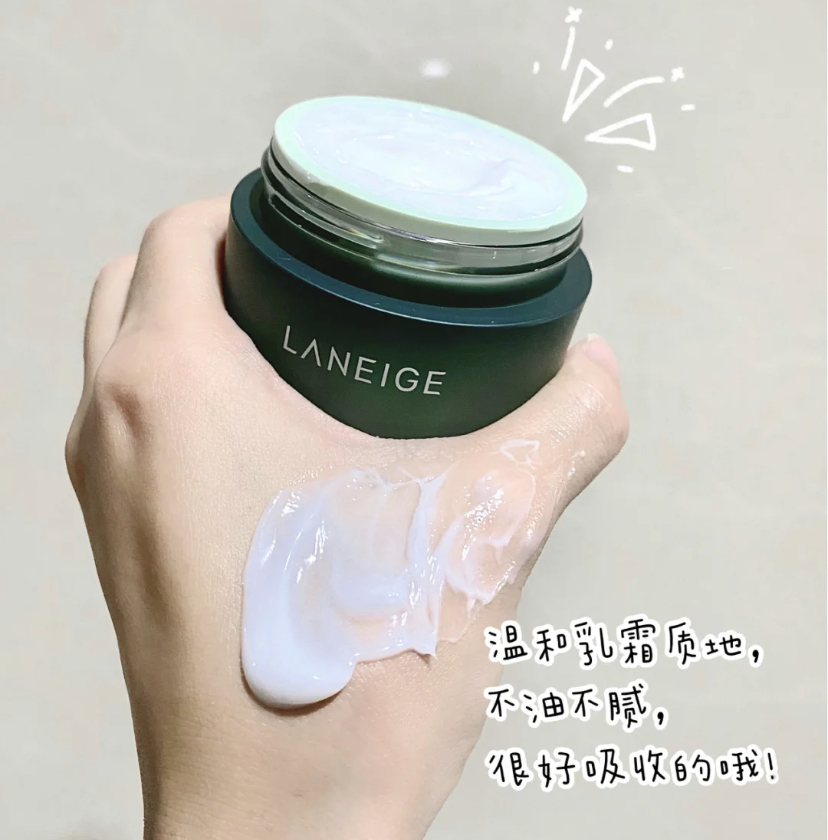 温和的乳霜质地非常好吸收,主要可以舒缓修复肌肤,帮助补水和加强肌肤屏障!