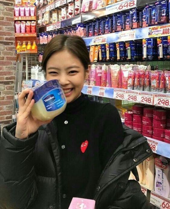 便宜又大罐的凡士林也是Jennie的最爱！不得不说凡士林拥有着很多不同的使用方法，最主要还是可以护唇、滋润肌肤、还有修复脱皮问题等。