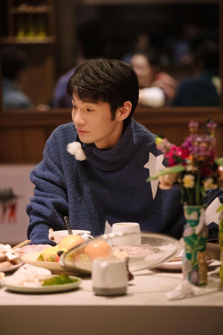 近期,李荣浩在《朋友请听好》节目上也坦露了远距离婚姻的维系秘诀!