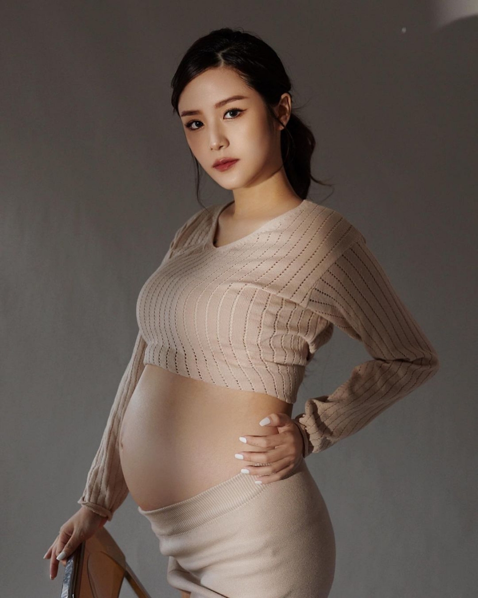 充满运动休闲风 OOTD 上镜,在月光照亮下的绝美孕妇照简直太可了