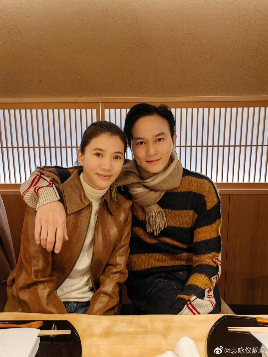 张智霖和袁咏仪结婚近 20 多年,育有 1 名独生子「魔童」~一家三口幸福美满!