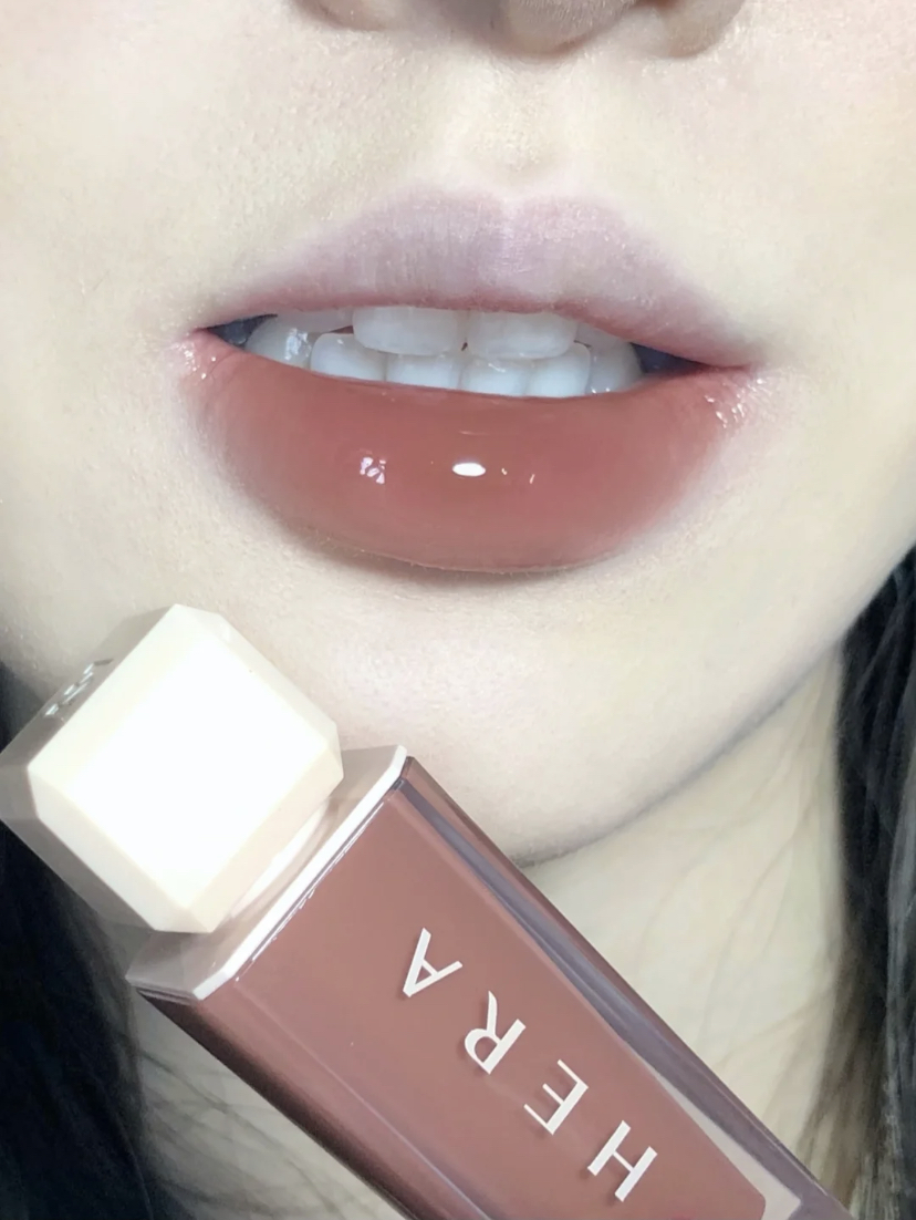 妆感非常清透还能遮盖唇纹,上唇会有一点凉凉的感觉达到丰唇效果哦。