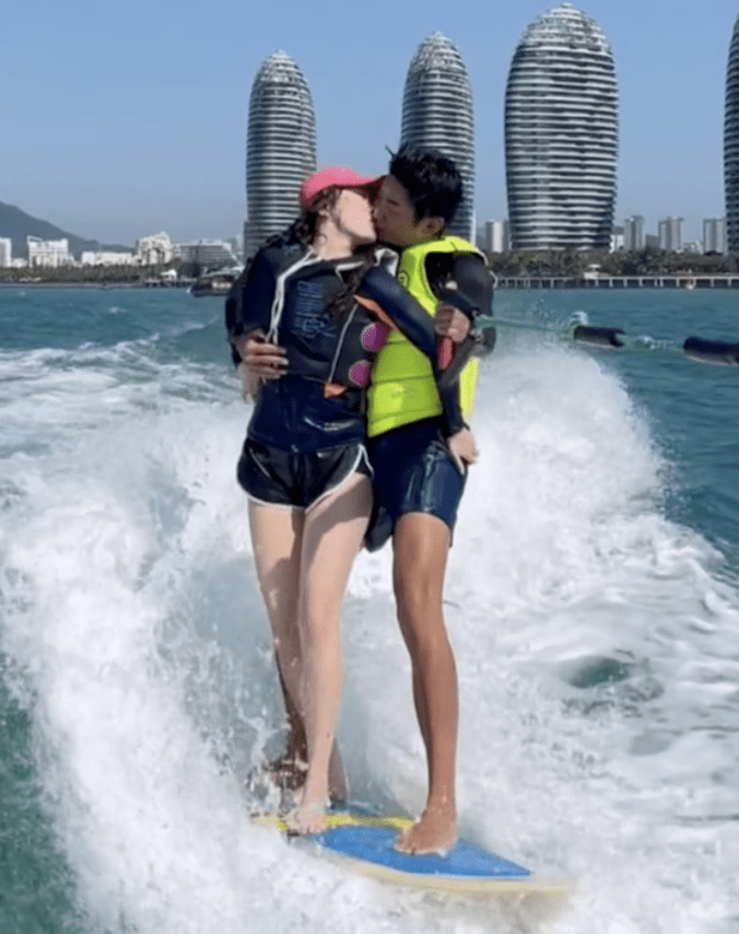 难度系数相当高的动作,夫妻俩还不忘撒狗粮在冲浪的半途上演花式「冲浪吻」,让网友们甜到猝不及防