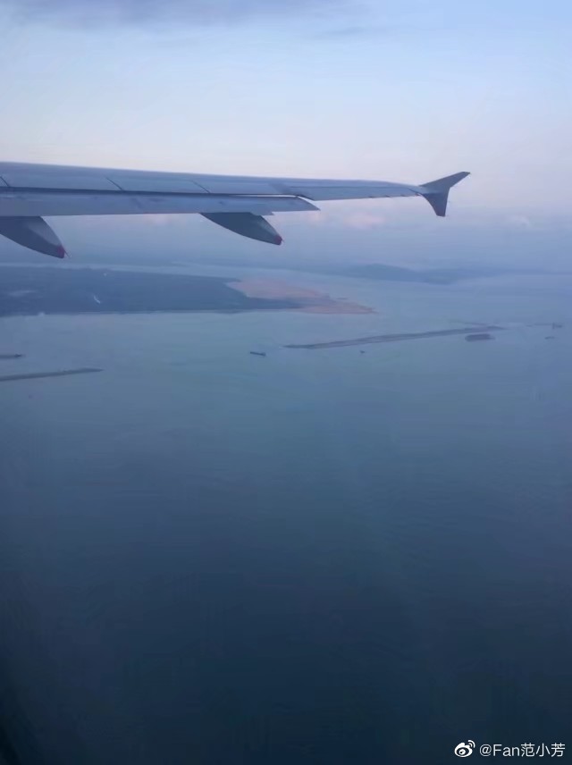 但由于原定航班取消，他们只好改签了MU5735。