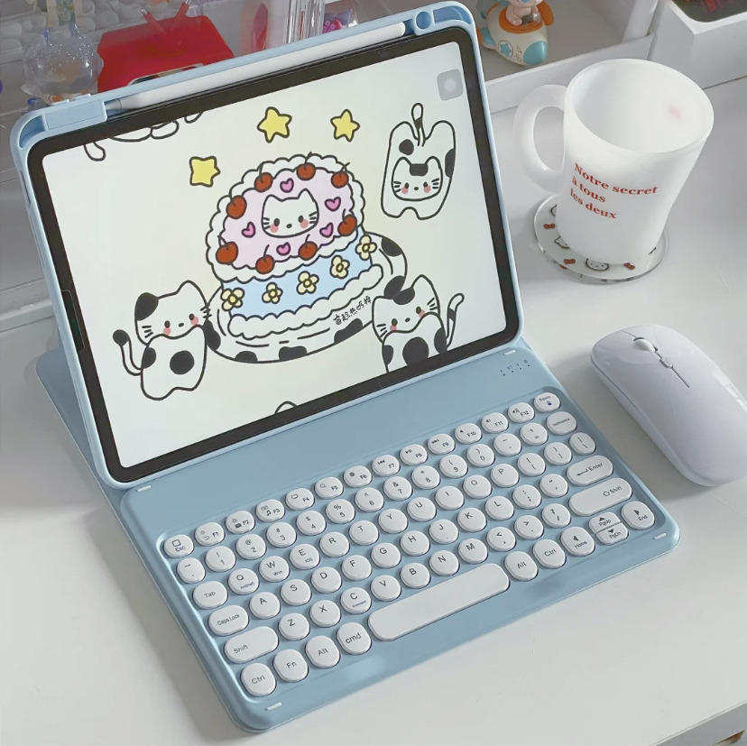 同时是iPad保护壳、迷你支架、还自带有迷你键盘,出门使用时也太方便了吧~