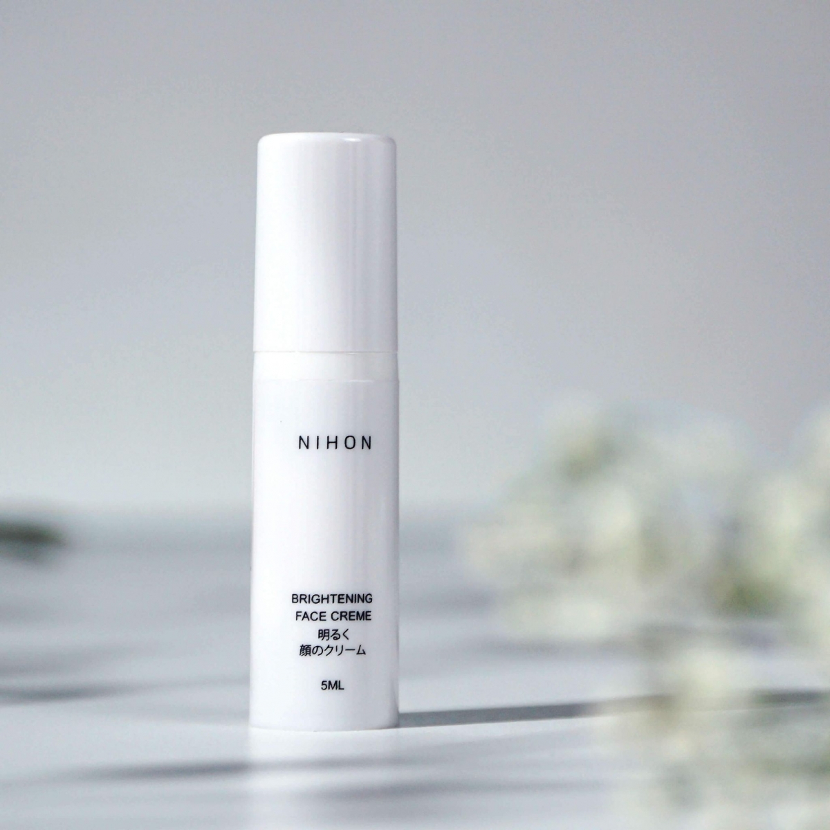 采用 NIHON Skin 最畅销的亮白面霜，轻松打造容光焕发的肌肤。可提亮暗哑肌肤、淡化痤疮疤痕、消炎去肿、平衡皮脂生成、减少细纹和皱纹。