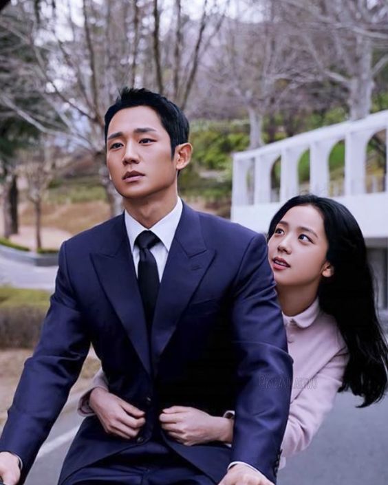 Jisoo作为演员出道的第一部作品《雪滴花》就有亮眼表现,并且她也和粉丝透露自己今年会Solo出道。