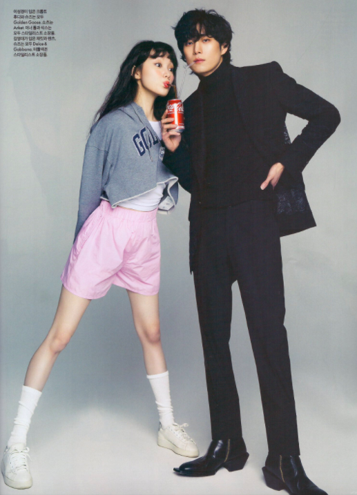 两人都是模特儿出身拥有着完美身高,在写真中可以看出非常有CP感!就连互动也看起来非常自然又带有些俏皮感~