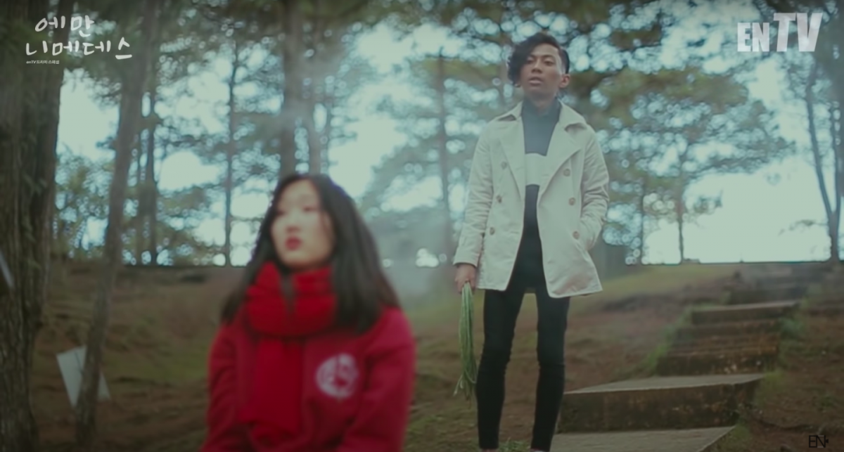 剧情除了还原了女主拿著蛋糕吹蜡烛,第一次召唤男主的场景。