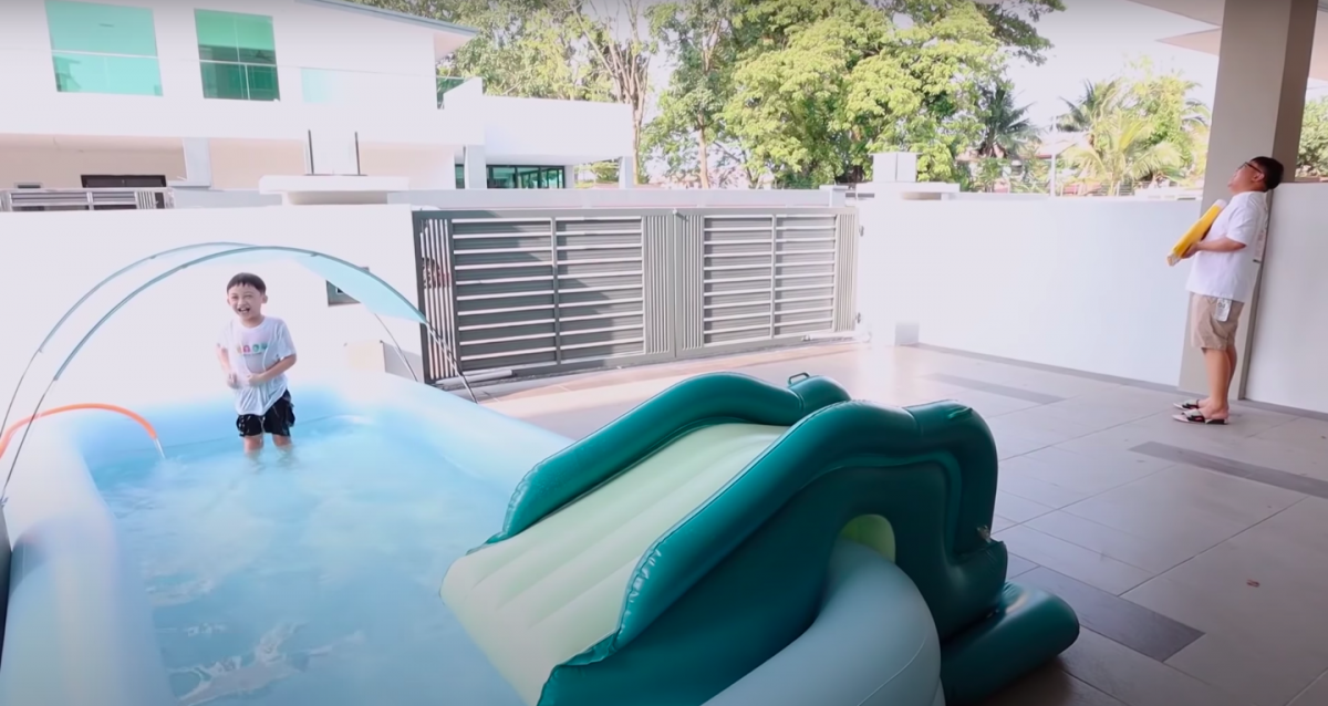 因此为了让孩子们能够尽情地玩乐,身为好爸爸的伟鸿就决定在家里建了一个小型「水上乐园」啦~
