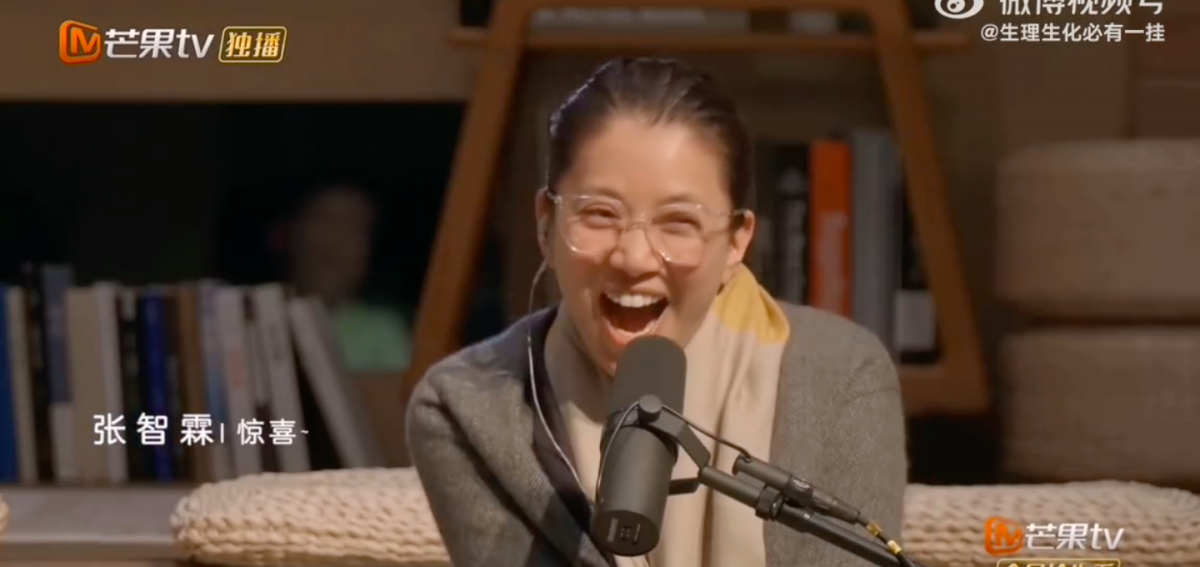 袁咏仪更是开心得像小女孩一样耸了耸肩,两人的互动有够可爱~