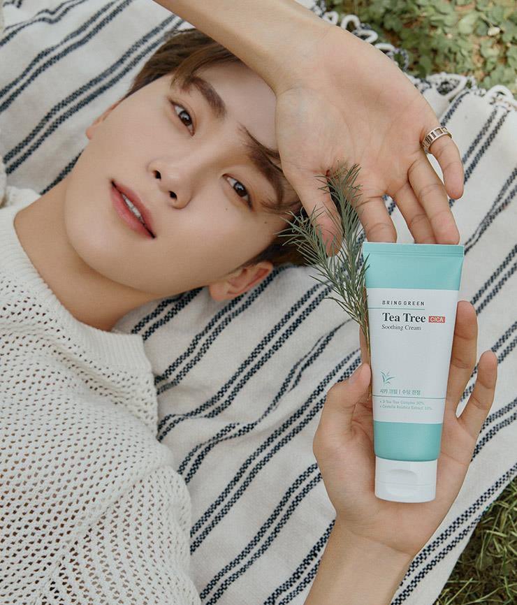 爱豆艺人也是在肌肤不稳定时会出现痘痘和敏感的问题哦！胜宽在节目分享自己的急救神器，就是含有茶树成分的舒缓霜，可以缓解敏感、消炎痘痘、镇定肌肤和保湿补水。