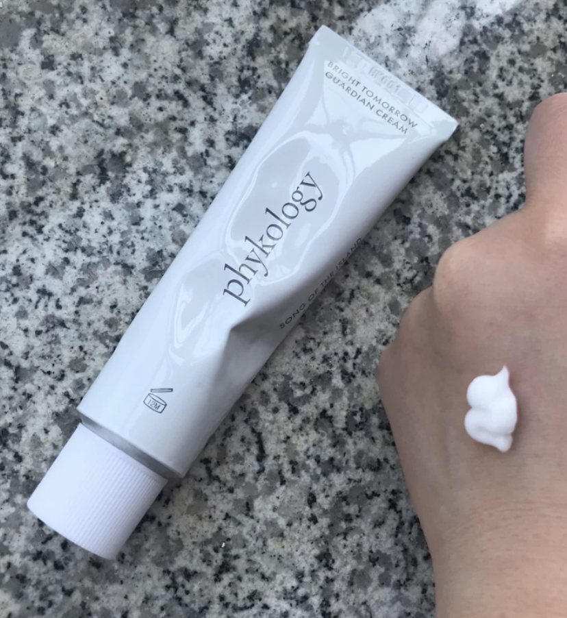 在Get It Beauty美妆节目中，Jisoo分享自己的化妆包里出现的面霜。拥有着舒服简约的INS风包装，温和适合敏感肌的小众面霜。成分含有62%的海藻提取物、角鲨湾还有积雪草精华，主打保湿和强化肌肤屏障。