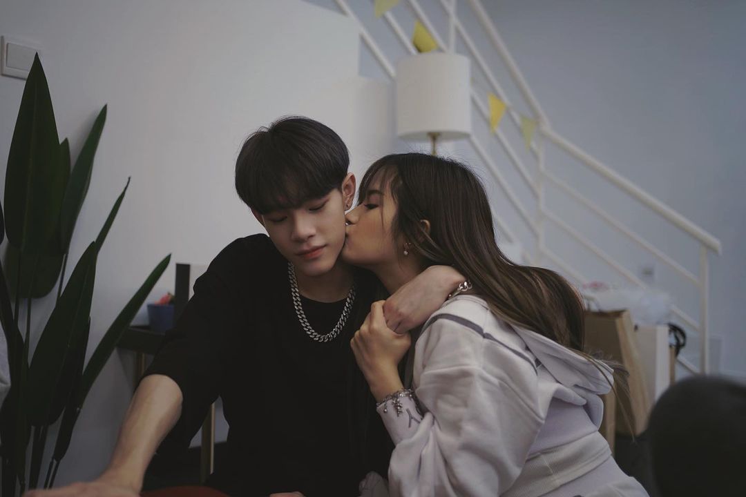 「我阿嘛50年代15岁就怀孕了啦 19岁已经迟了Pls 不要将out嘞哈哈哈哈哈」。