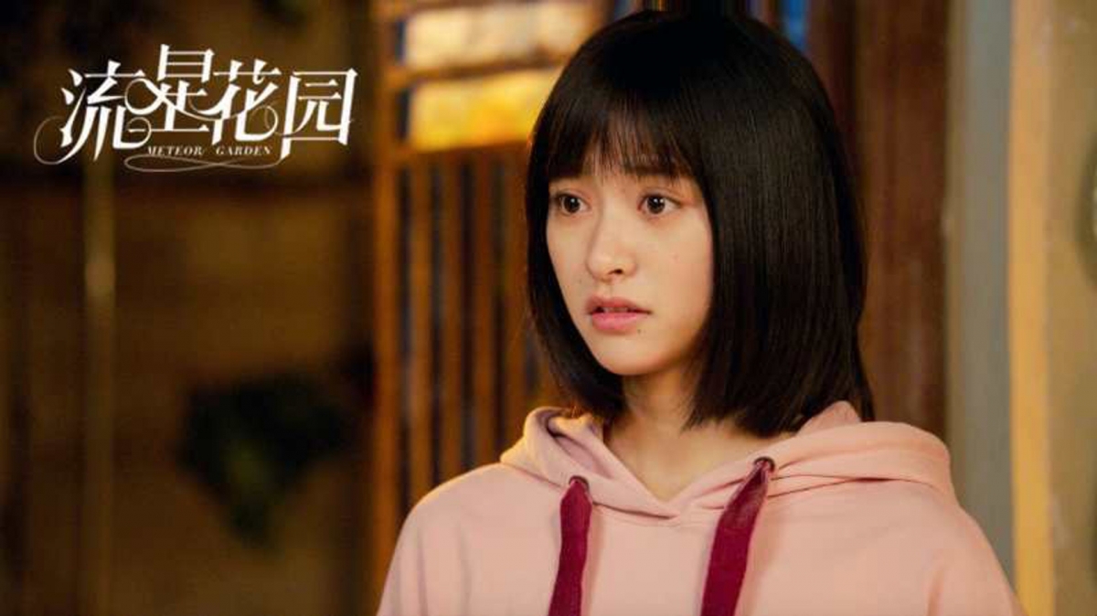 还有网友意外发现她竟然撞脸中国版女主「沈月」!