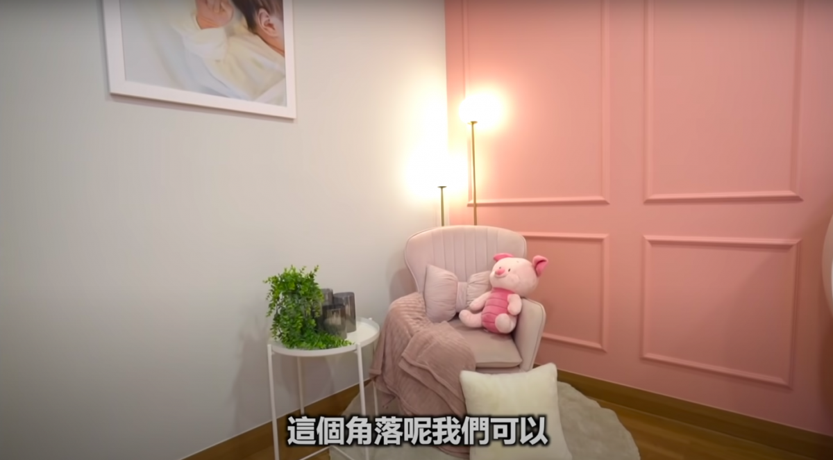 还放了一张粉色的单人沙发, 外形设计简约可爱,还有皮杰小猪公仔超级软萌的~