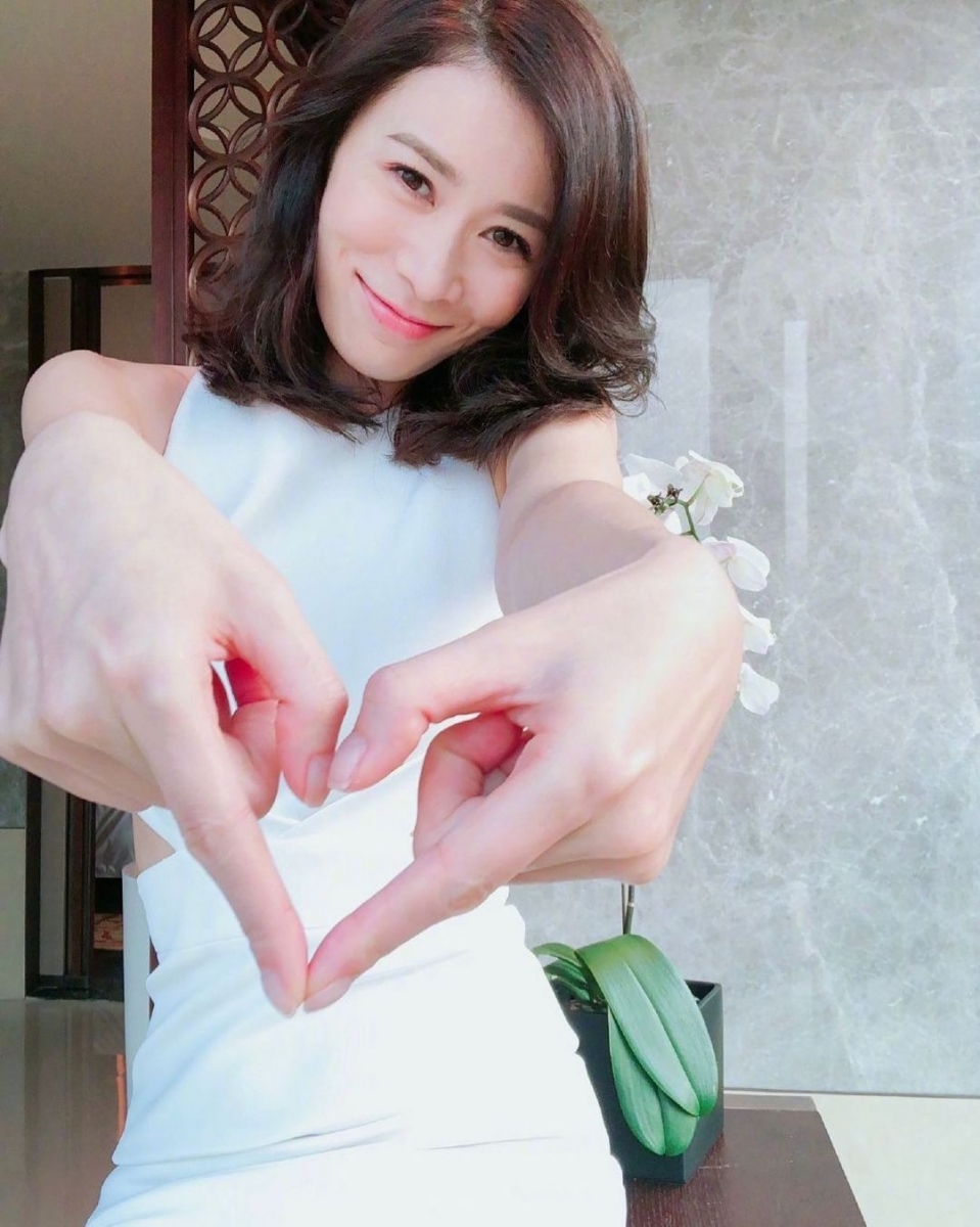 从照片中，他戴了墨镜但身材魁梧，和佘诗曼站在一起还挺般配。据说，对方很多次都载送佘诗曼和她妈妈出入诊所，其后更是一起到菜市场买菜，前往佘诗曼住所一起吃饭！