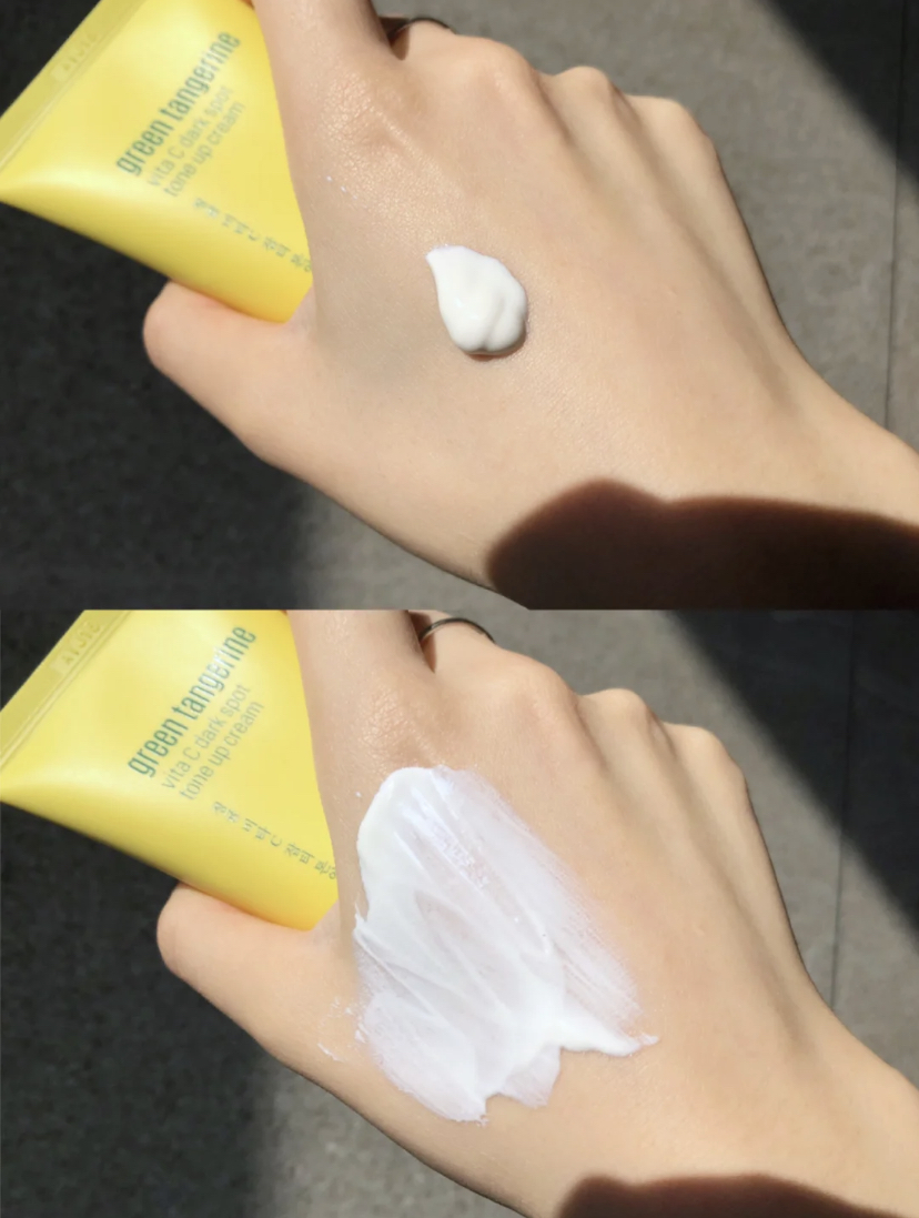 这款防晒主打物理防晒、美白提亮肤色，有着淡淡青橘香气，质地轻薄很好推成膜速度快！干爽不粘腻还有润色效果哦～